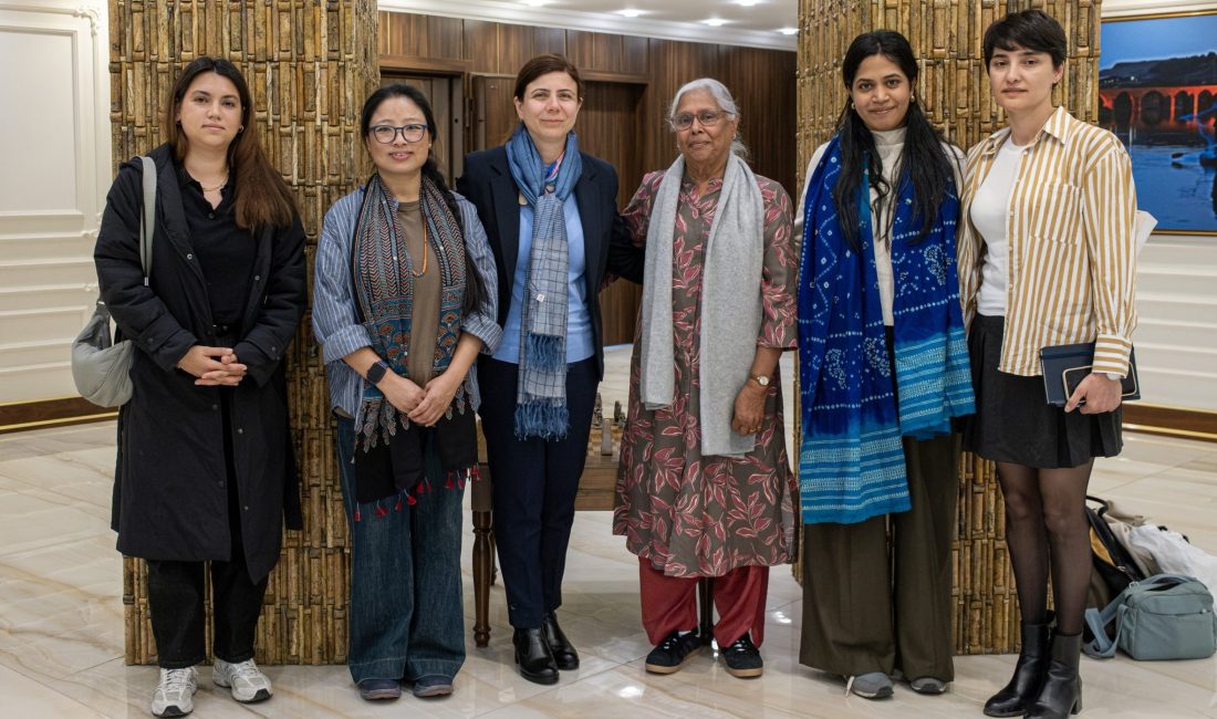 Hindistanlı bir grup kadın, Diyarbakır Büyükşehir Belediyesi Eşbaşkanı Serra Bucak'ı