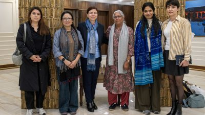 Hindistanlı bir grup kadın, Diyarbakır Büyükşehir Belediyesi Eşbaşkanı Serra Bucak'ı