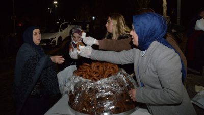Diyarbakır Büyükşehir Belediyesi, Kadir Gecesi dolayısıyla camilerde yurttaşlara tatlı ikramında