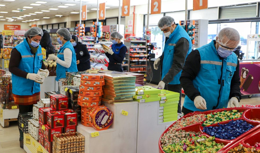 Diyarbakır Büyükşehir Belediyesi, yaklaşan Ramazan Bayramı nedeniyle kent genelinde tatlı,