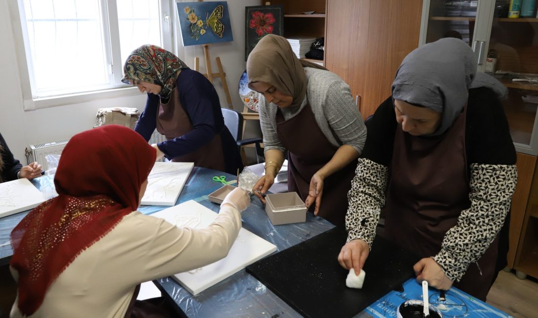 Diyarbakır Büyükşehir Belediyesi'nin Koşuyolu Kadın Yaşam Merkezi’nde düzenlediği Ahşap Boyama,