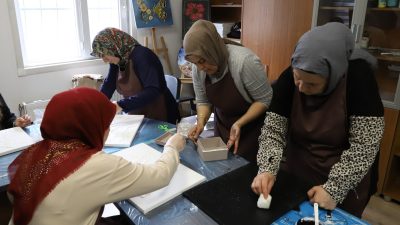 Diyarbakır Büyükşehir Belediyesi'nin Koşuyolu Kadın Yaşam Merkezi’nde düzenlediği Ahşap Boyama,