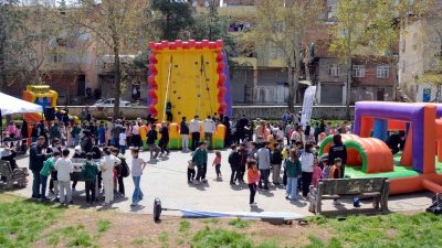 Diyarbakır Büyükşehir Belediyesi, “Koş, Oyna, Paylaş: Sokakta Spor” sloganıyla başlattığı