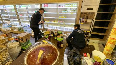 Diyarbakır Büyükşehir Belediyesi ekipleri, halk sağlığını korumaya yönelik sürdürdüğü denetimlerde,