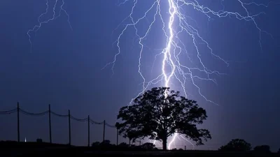 Diyarbakır’ın Ergani ilçesinde bir ilkokulun bahçesine yıldırım düşmesi sonucu 2