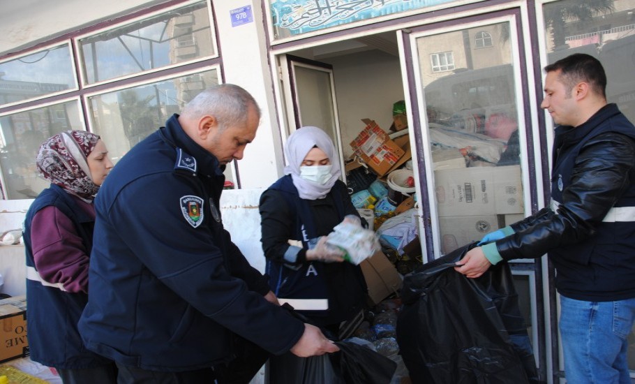 Şanlıurfa Büyükşehir Belediyesi zabıta ekipleri, yıllardır son kullanma tarihi geçmiş