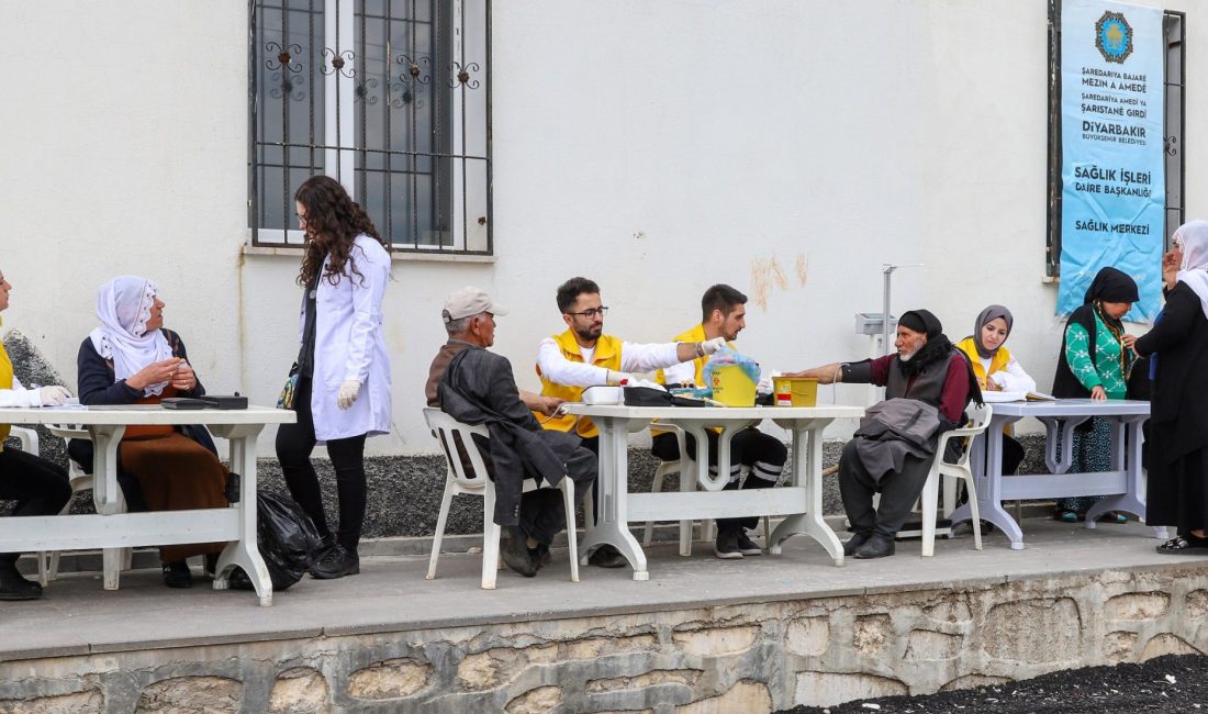 Diyarbakır Büyükşehir Belediyesi, Çermik’in Toplu Mahallesi’nde yurttaşları sağlık taramasından geçirdi.