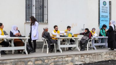 Diyarbakır Büyükşehir Belediyesi, Çermik’in Toplu Mahallesi’nde yurttaşları sağlık taramasından geçirdi.