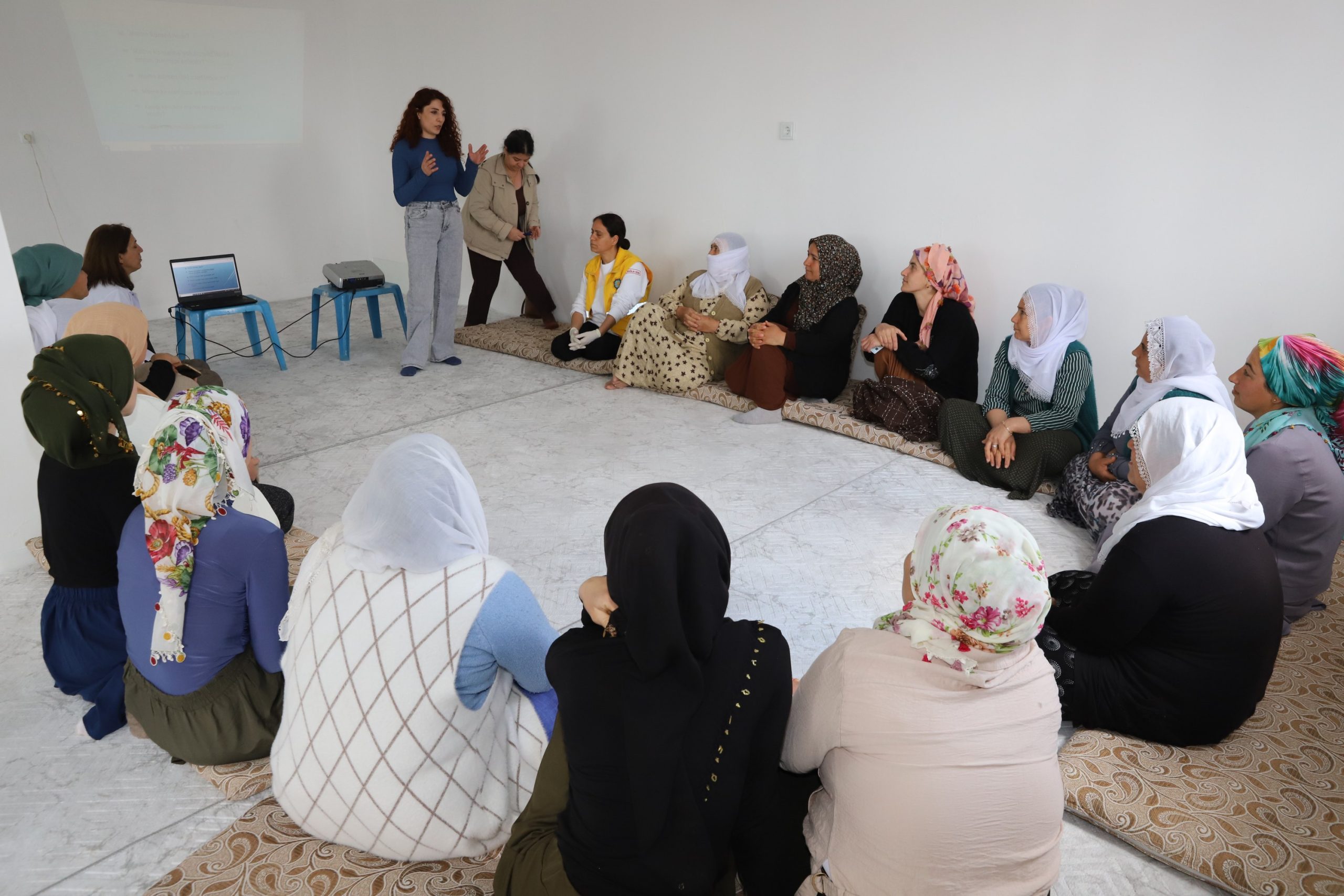 Diyarbakır Büyükşehir Belediyesinin mahallelerde sürdürdüğü kadın buluşmaları, bu kez Hazro’nun