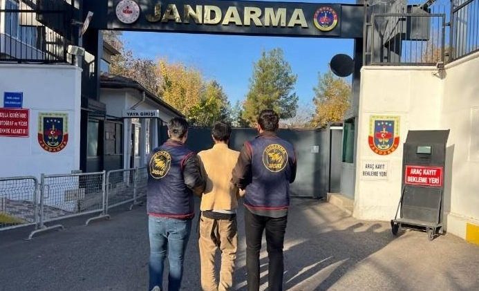 Diyarbakır ve ilçelerinde Jandarma ekiplerince gerçekleştirilen operasyonlarda, çeşitli suçlardan aranan
