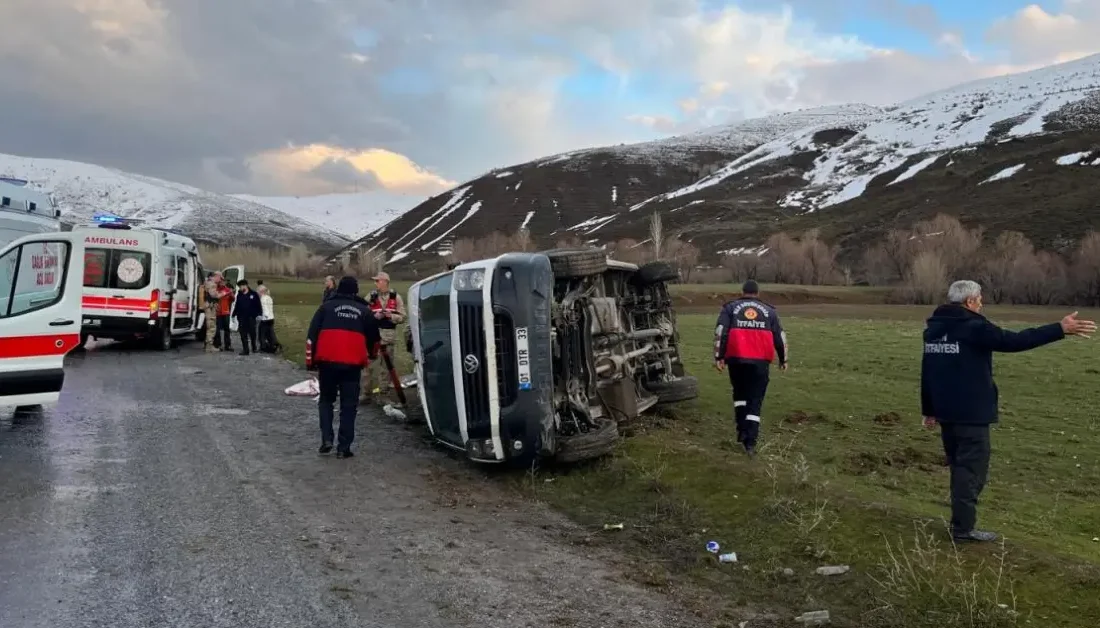 Bitlis’in Tatvan ilçesinde kontrolden çıkarak devrilen minibüste bulunan 11 kişi