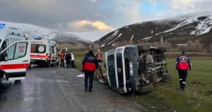Bitlis’in Tatvan ilçesinde kontrolden çıkarak devrilen minibüste bulunan 11 kişi