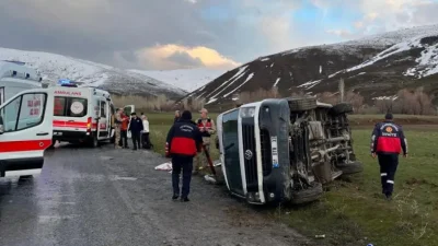 Bitlis’in Tatvan ilçesinde kontrolden çıkarak devrilen minibüste bulunan 11 kişi