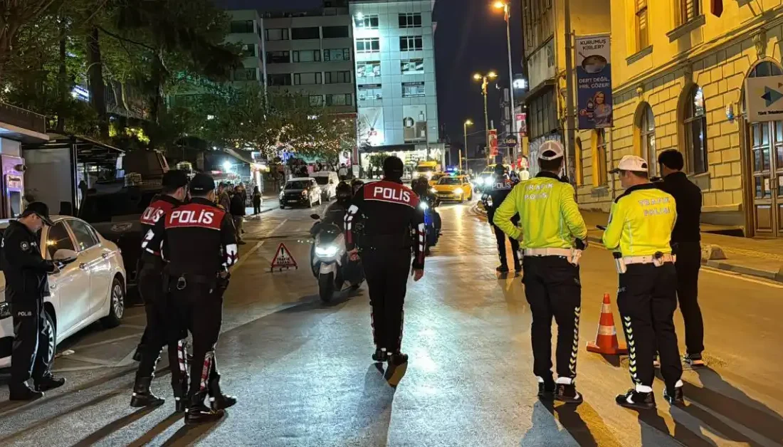 İstanbul'da polis ekiplerince gerçekleştirilen geniş çaplı "Huzur İstanbul" uygulamasında, çeşitli