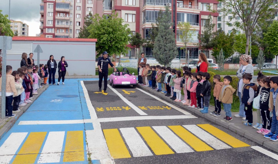 Trafik ve İlk Yardım Haftası kapsamında düzenlenen eğitim programında, Zarokistan
