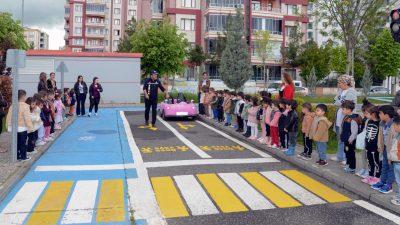 Trafik ve İlk Yardım Haftası kapsamında düzenlenen eğitim programında, Zarokistan