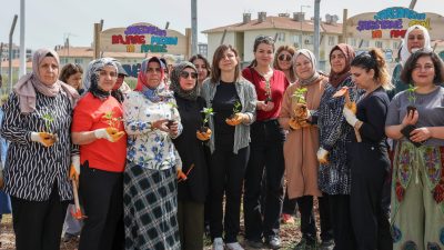 Diyarbakır Büyükşehir Belediyesinin hayata geçirdiği Kadın Komün Kent Bostanı’nda, Eşbaşkan