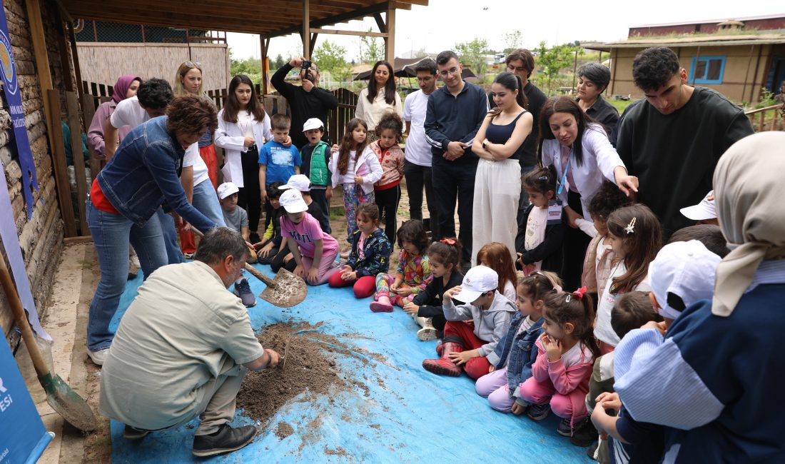 Diyarbakır Büyükşehir Belediyesi bünyesindeki Agroekoloji İklim Okulu’nda düzenlenen Kerpiç Atölyesi’nde