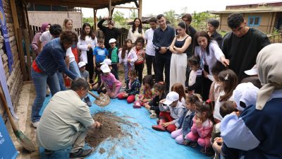 Diyarbakır Büyükşehir Belediyesi bünyesindeki Agroekoloji İklim Okulu’nda düzenlenen Kerpiç Atölyesi’nde