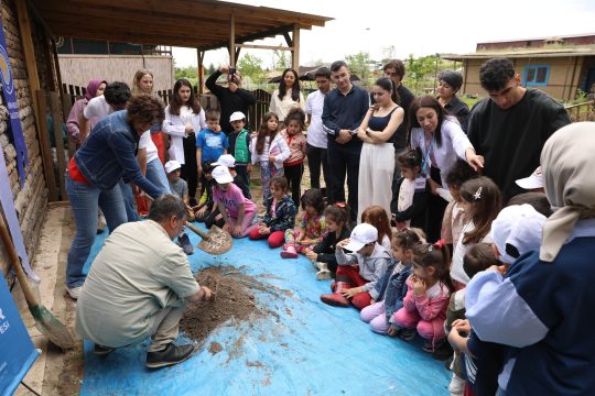 Diyarbakır Büyükşehir Belediyesi bünyesindeki Agroekoloji İklim Okulu’nda düzenlenen Kerpiç Atölyesi’nde