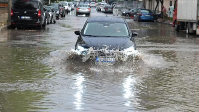 Güneydoğu illerinde etkili olan sağanak yağış, yaşamı felce uğratırken, can