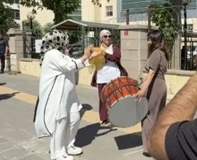 Diyarbakırlı bir kadın, 24 yıllık eşinden mahkeme kararıyla ayrılmanın sevincini