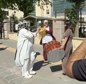 Diyarbakırlı bir kadın, 24 yıllık eşinden mahkeme kararıyla ayrılmanın sevincini