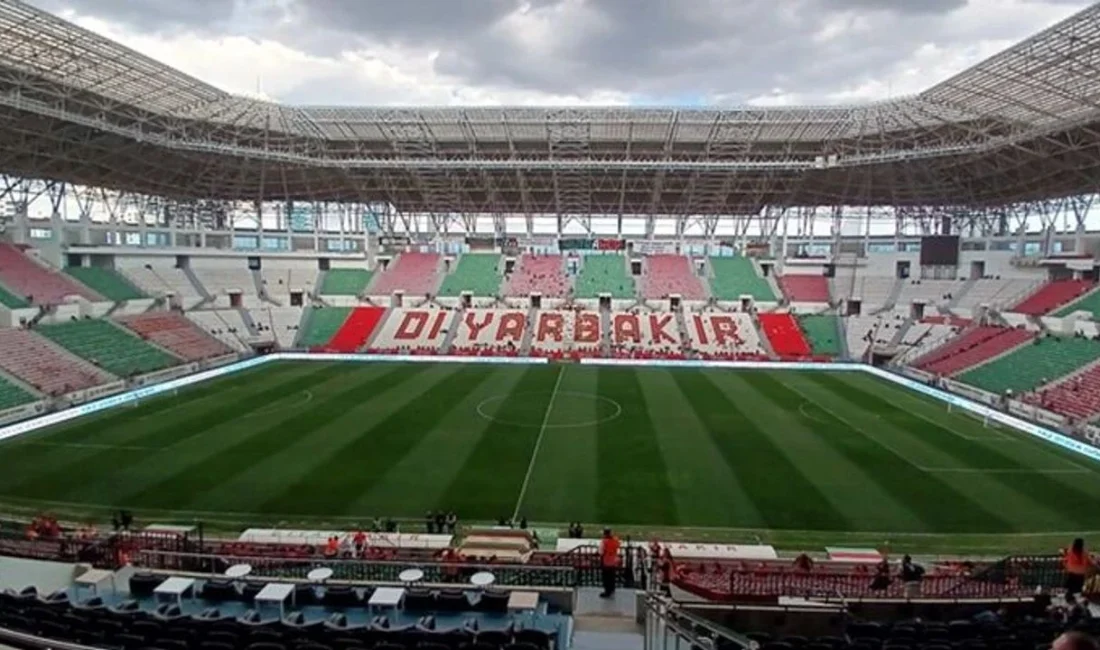 Amedspor, Deplasman tribününün mevcut bulunduğu güneydoğu tribününden kuzeybatı tribününe taşınması
