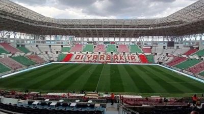 Amedspor, Deplasman tribününün mevcut bulunduğu güneydoğu tribününden kuzeybatı tribününe taşınması