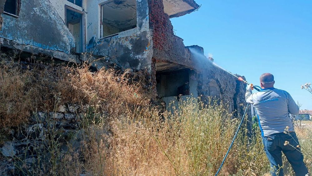 Diyarbakır Büyükşehir Belediyesi, hava sıcaklıklarının artmasıyla birlikte Sur ilçesinin mahallelerinde