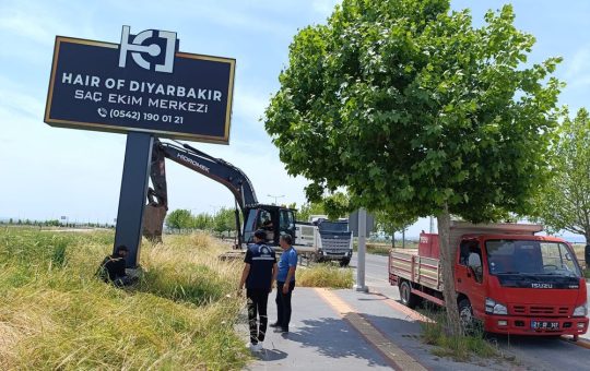 Diyarbakır Büyükşehir Belediyesi, kent genelinde mevzuata aykırı şekilde konumlandırılan totem,