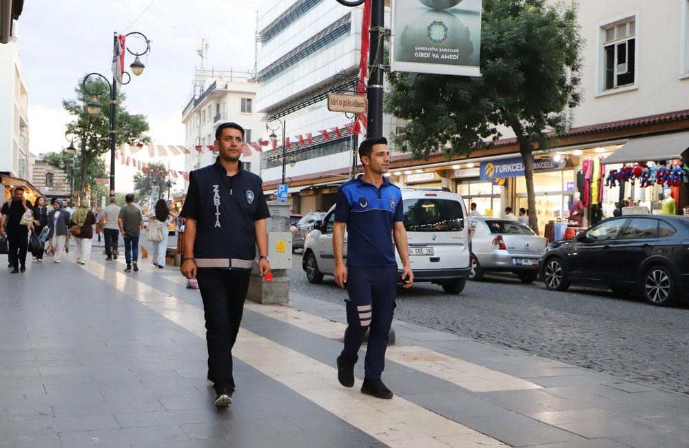 Diyarbakır Büyükşehir Belediyesi ile Sur Belediyesi zabıta ekiplerinin Sur ilçesinde