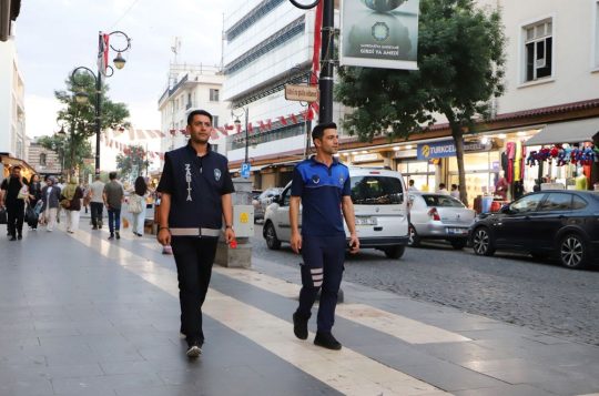 Diyarbakır Büyükşehir Belediyesi ile Sur Belediyesi zabıta ekiplerinin Sur ilçesinde